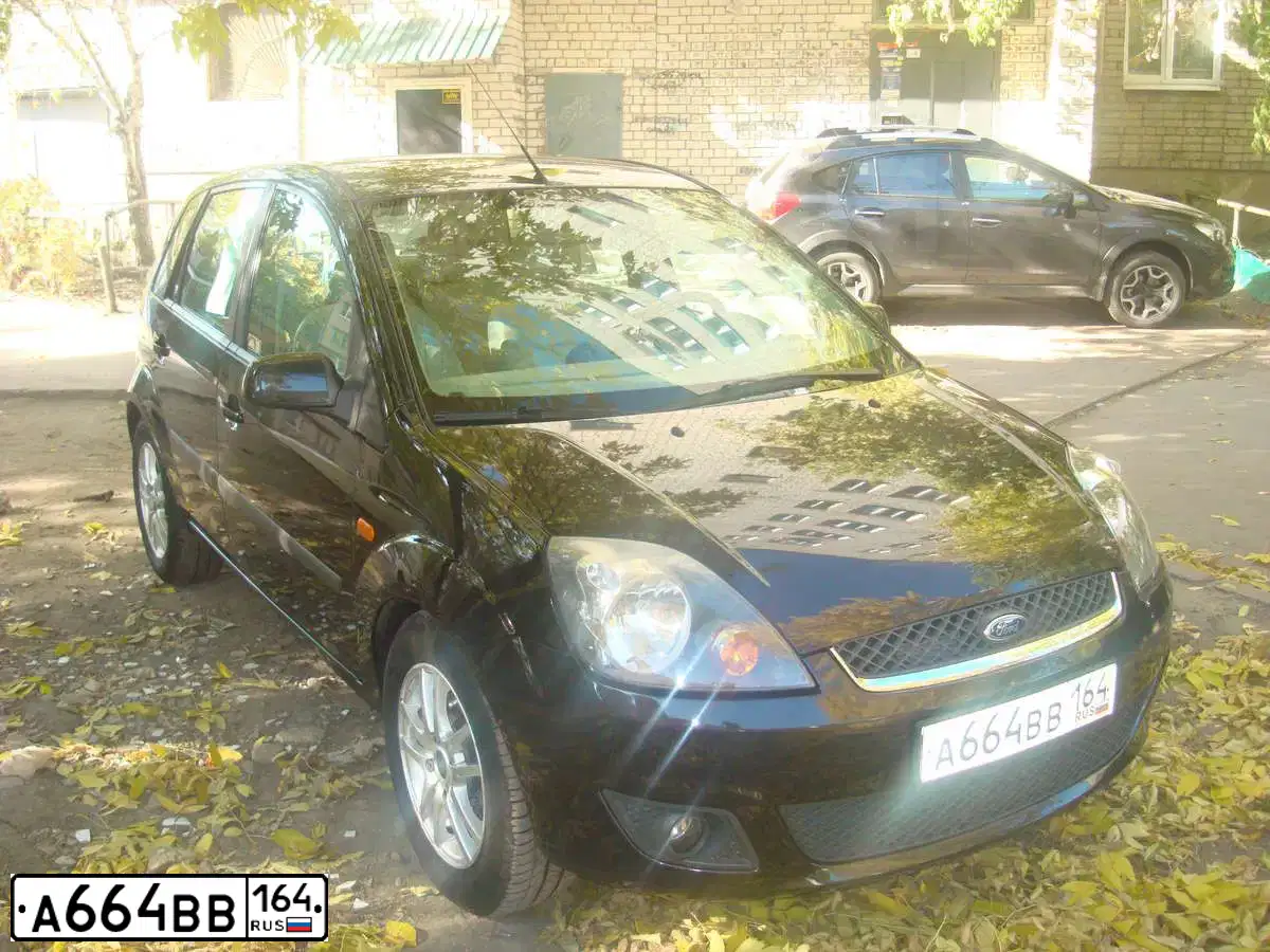Фото автомобиля FORD FIESTA / ASPIRE, 2008 — госномер О007ОУ64. Цвет: ЧЕРНЫЙ