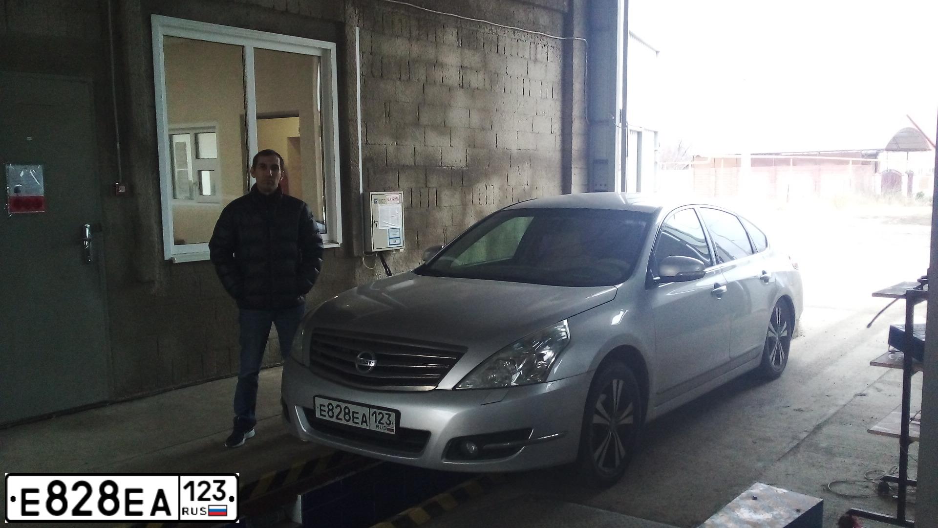 Фото автомобиля NISSAN TEANA, 2010 — госномер Е828ЕА123. Цвет: Серебристый