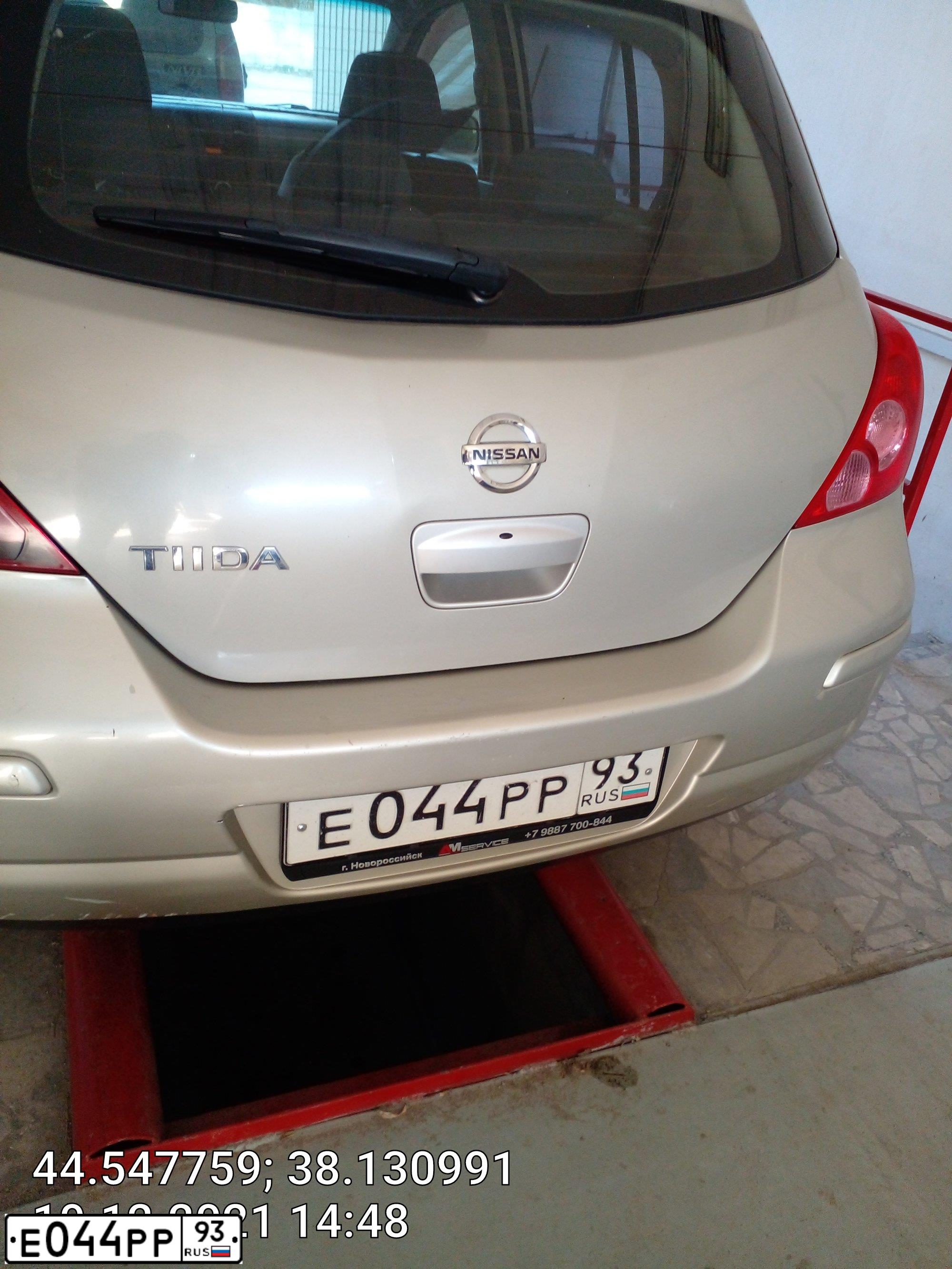 Фото автомобиля NISSAN TIIDA, 2008 — госномер Е044РР93. Цвет: ЗОЛОТИСТЫЙ