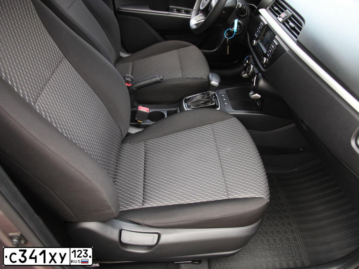 Фото автомобиля KIA RIO, 2019 — госномер Х531НО30. Цвет: Коричневый