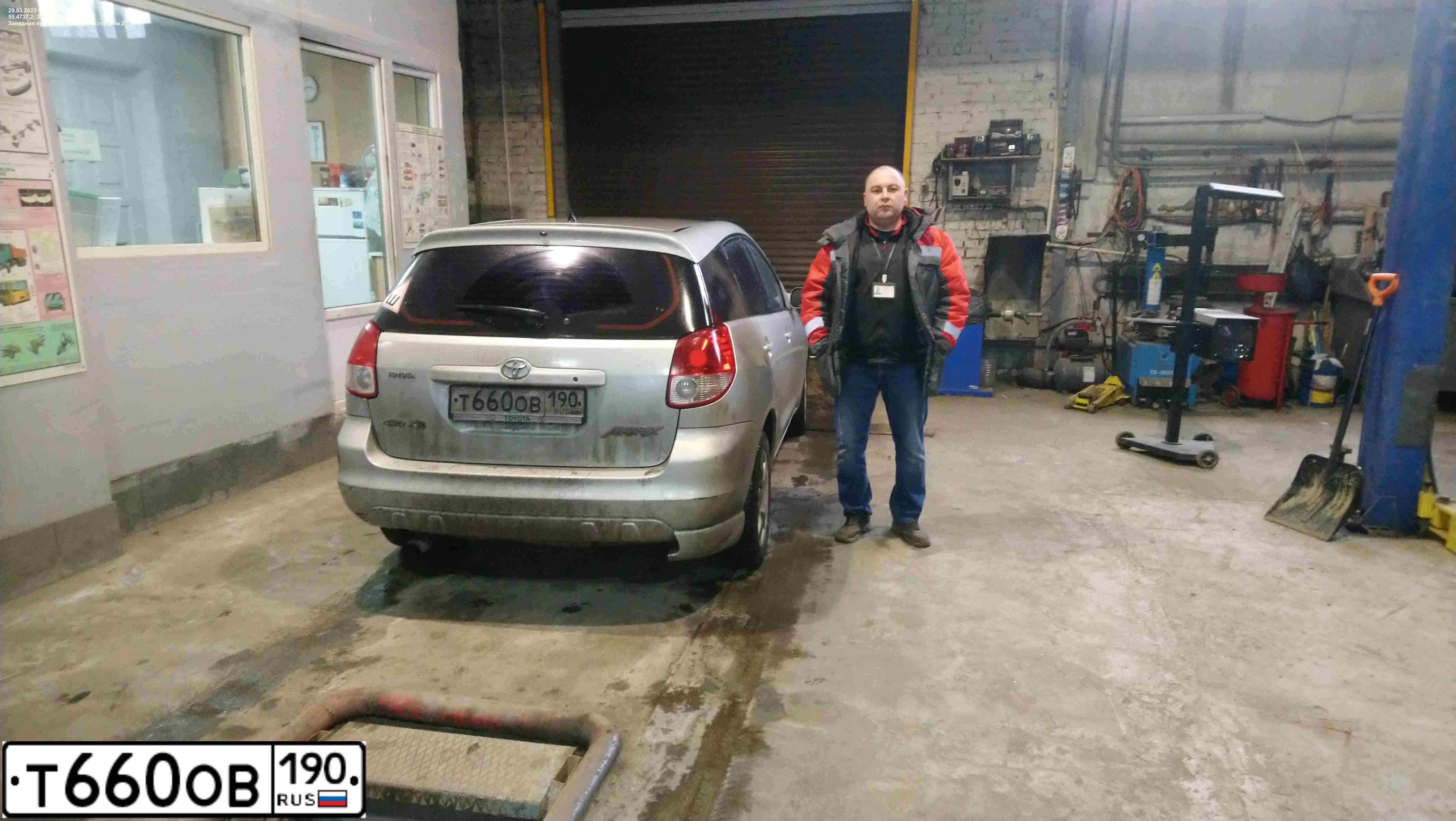 Фото автомобиля TOYOTA MATRIX, 2003 — госномер Т660ОВ190. Цвет: Серый