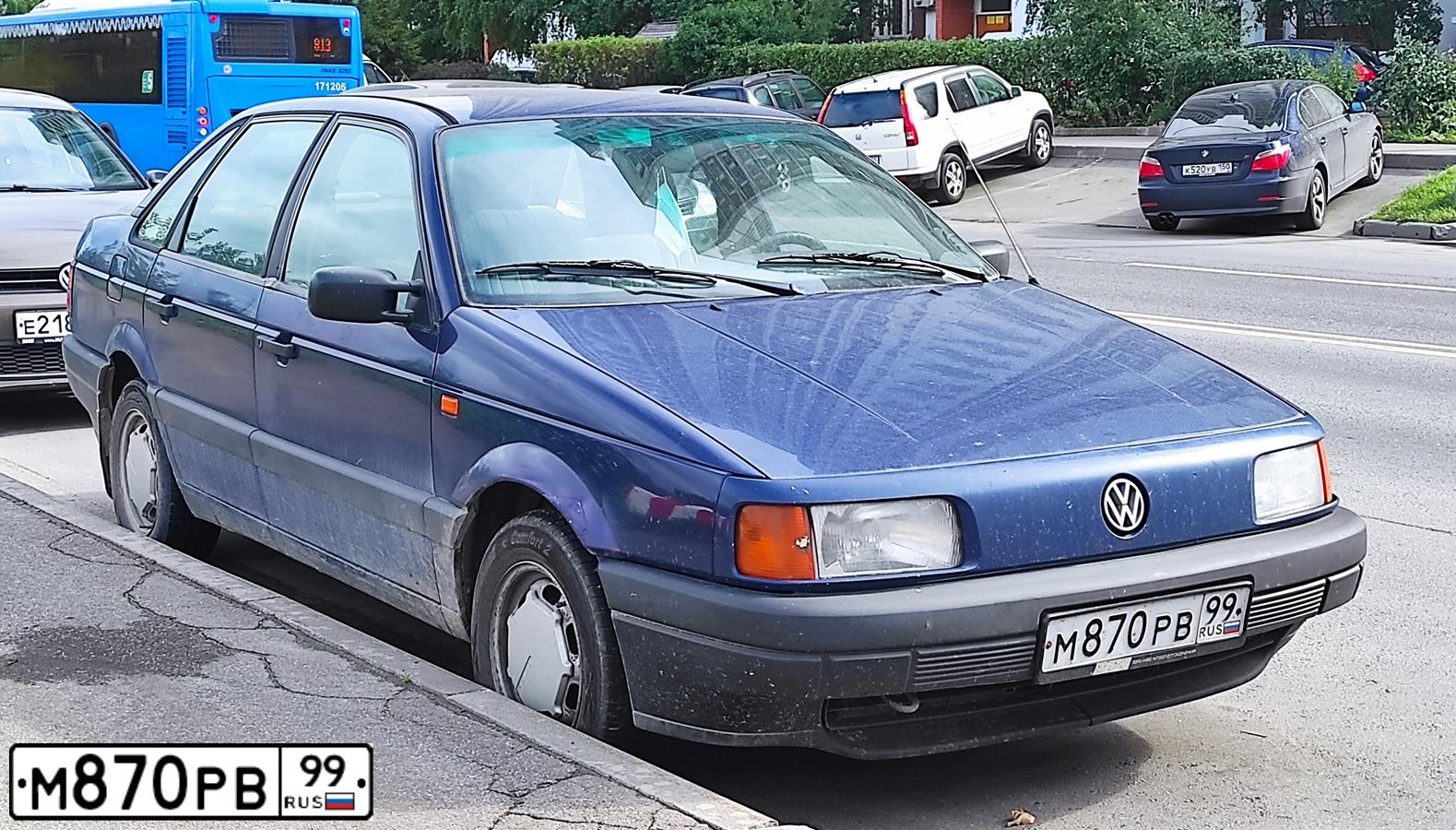 Фото автомобиля VOLKSWAGEN PASSAT, 1993 — госномер М870РВ99. Цвет: СИНИЙ