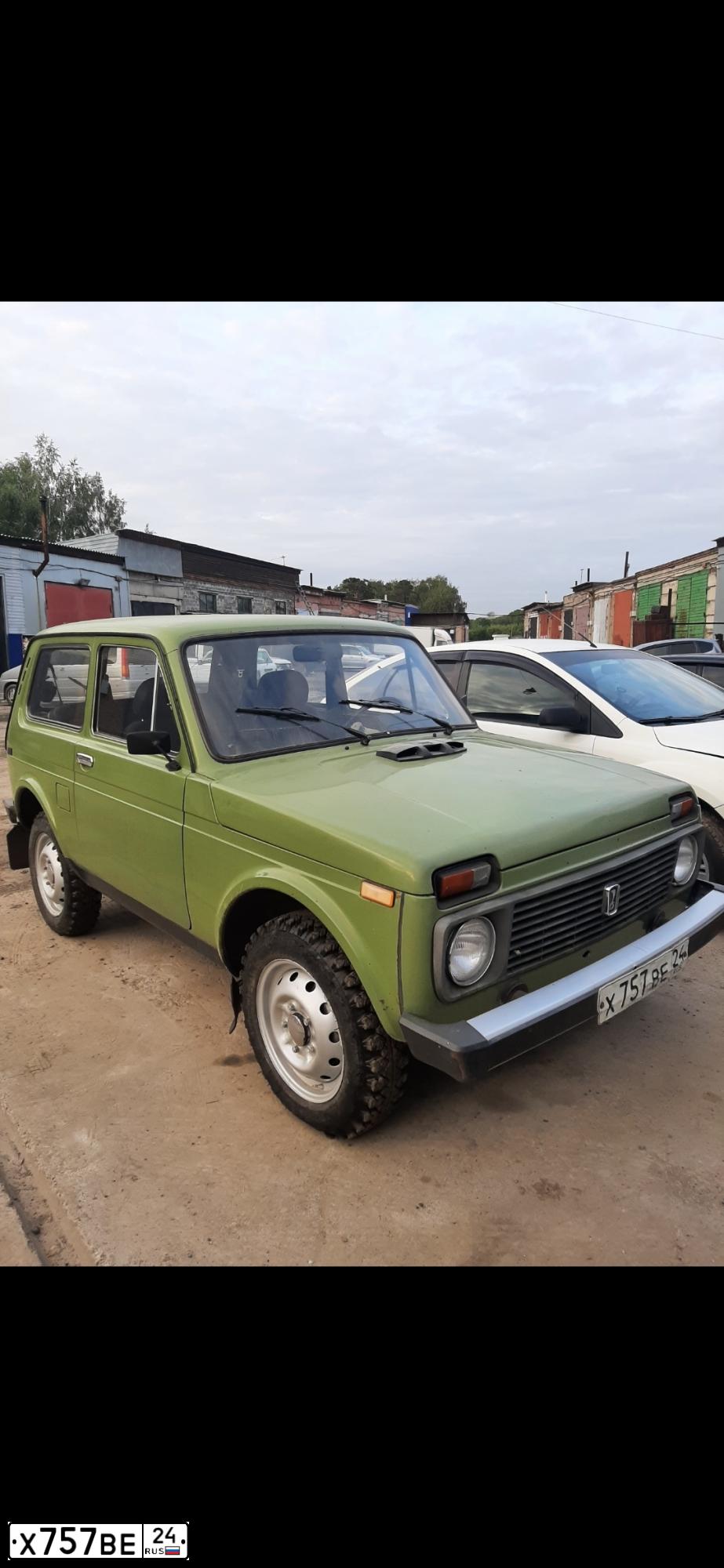 Фото автомобиля LADA 2121 NIVA, 1996 — госномер Х757ВЕ24. Цвет: ОЛИВКОВЫЙ