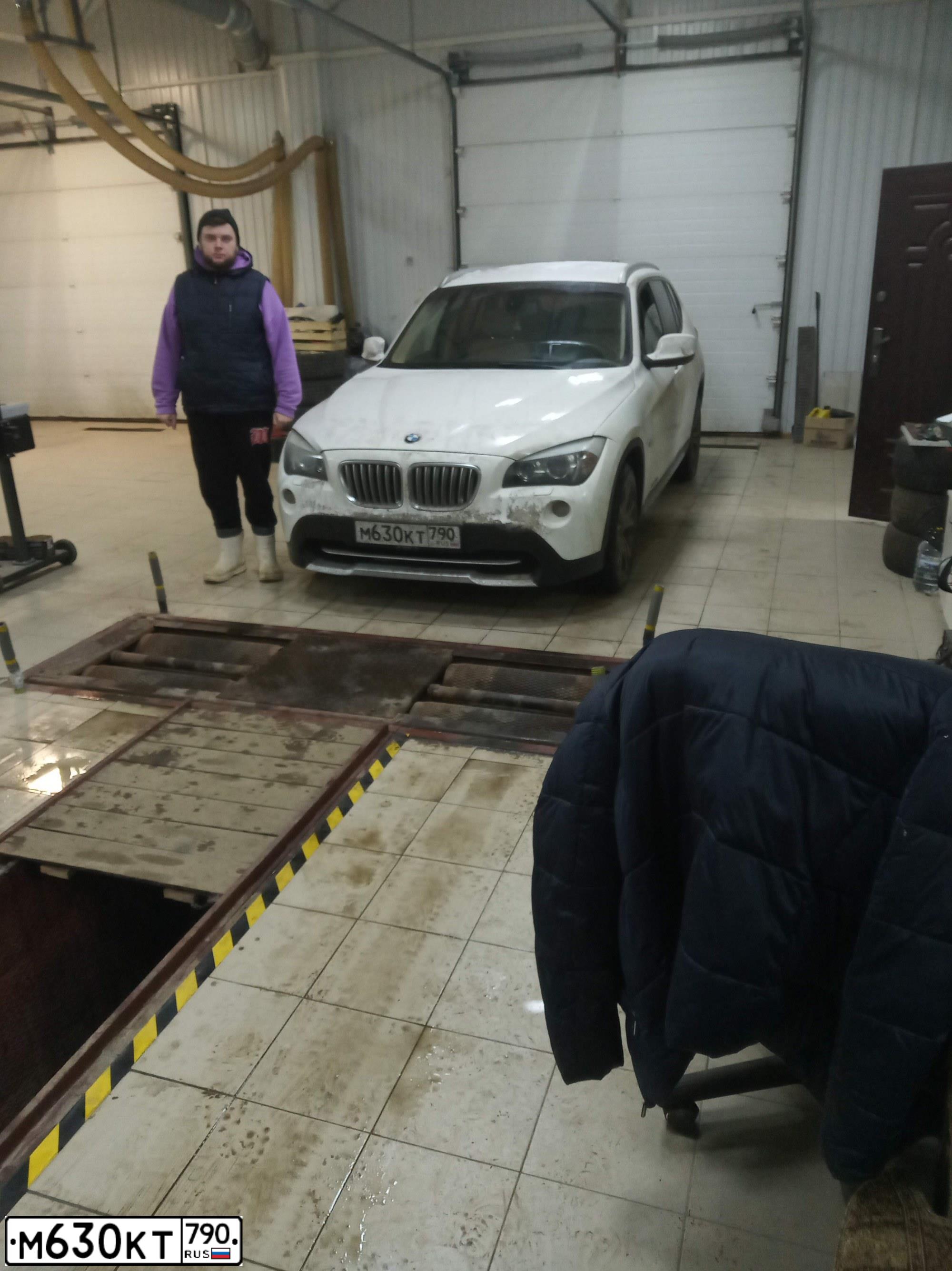 Фото автомобиля BMW X1, 2011 — госномер М630КТ790. Цвет: Белый