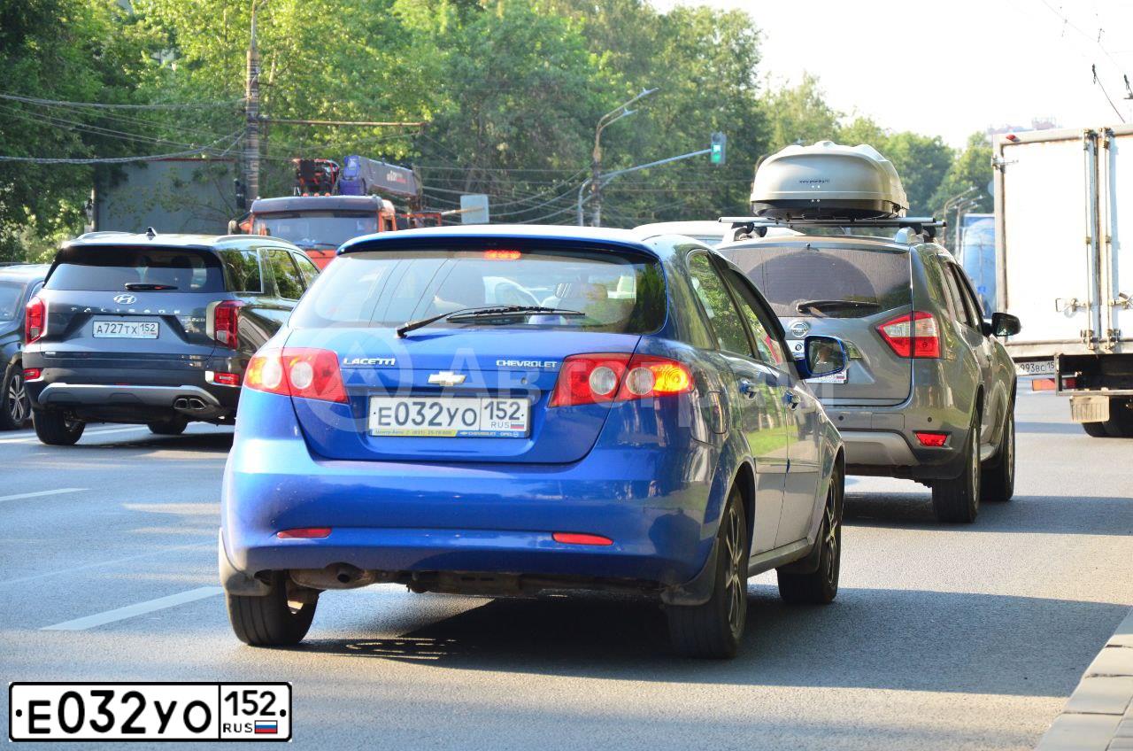 Фото автомобиля CHEVROLET LACETTI, 2011 — госномер Е032УО152. Цвет: СИНИЙ