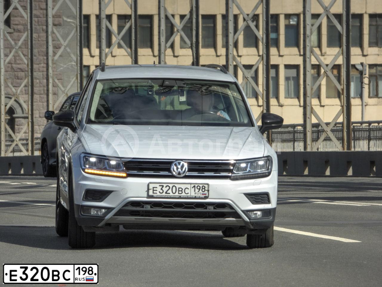 Фото автомобиля VOLKSWAGEN TIGUAN, 2019 — госномер Е320ВС198. Цвет: Белый