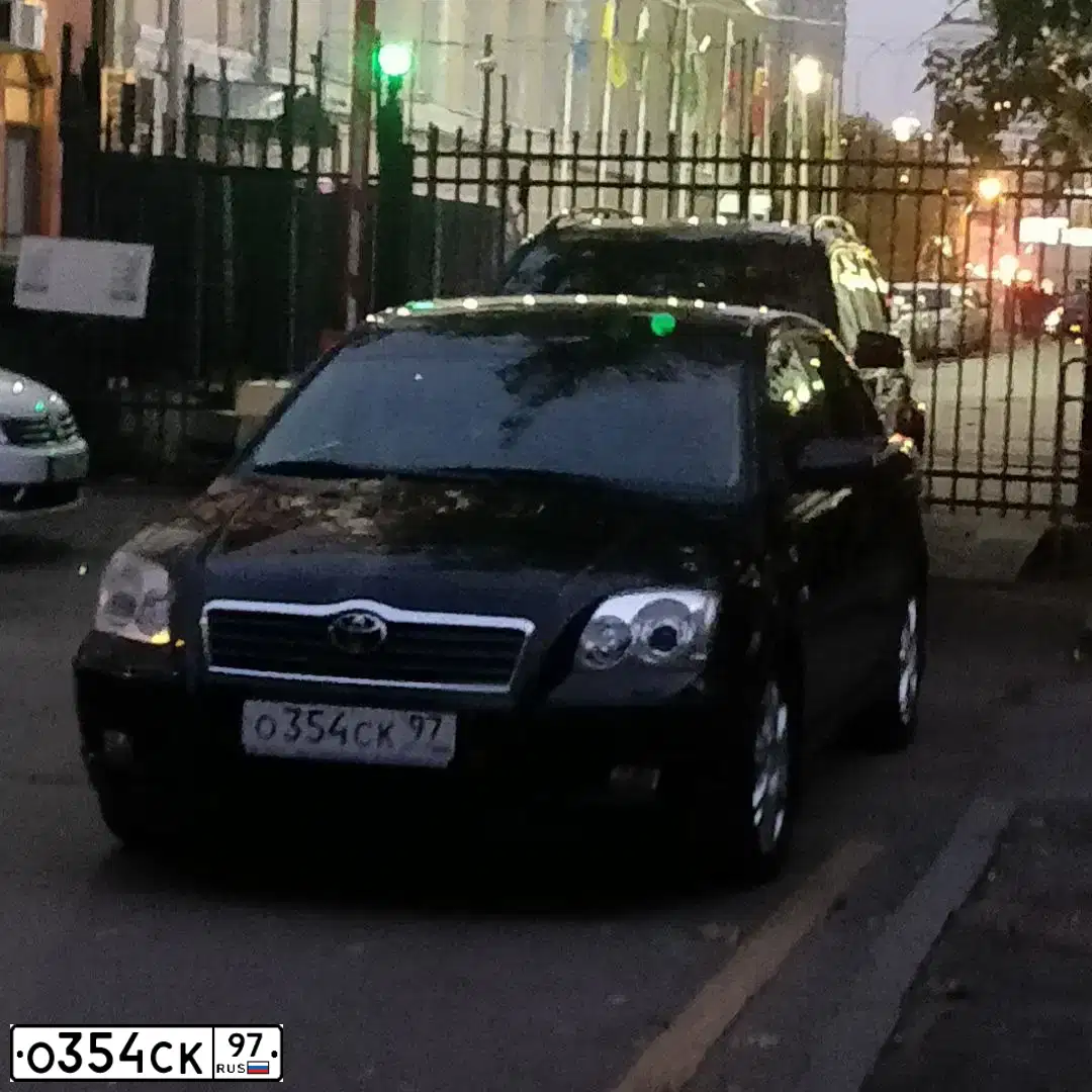Фото автомобиля TOYOTA AVENSIS, 2004 — госномер О354СК97. Цвет: ЧЕРНЫЙ