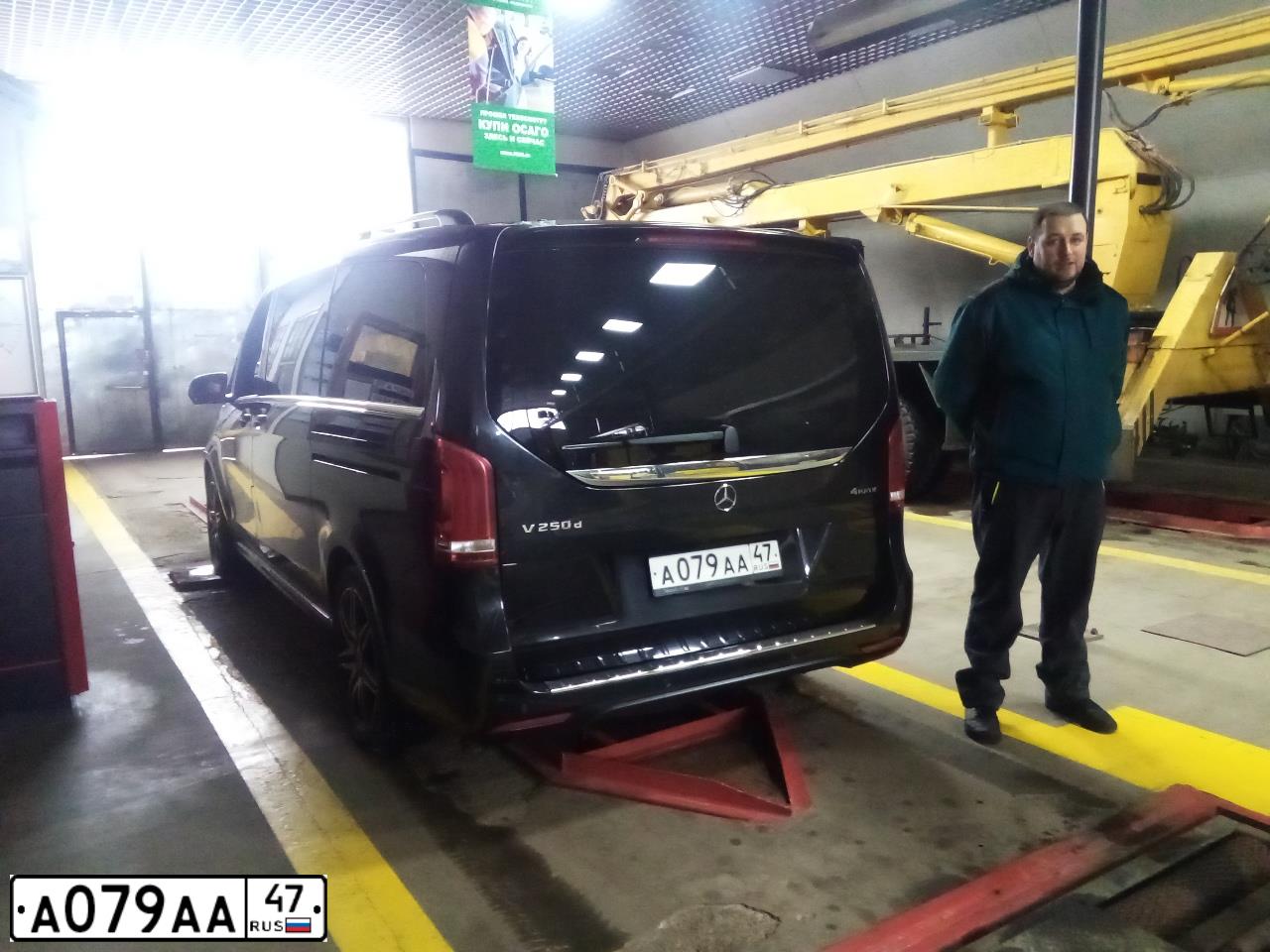 Фото автомобиля MERCEDES V-KLASSE, 2016 — госномер А079АА47. Цвет: ЧЕРНЫЙ
