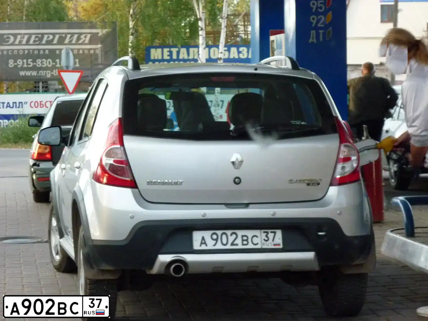 Фото автомобиля RENAULT SANDERO, 2013 — госномер А902ВС37. Цвет: СВЕТЛО-СЕРЫЙ