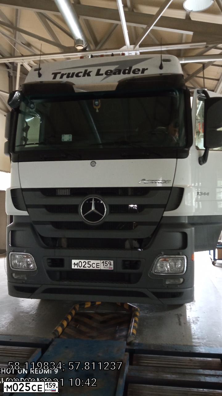 Фото автомобиля MERCEDES ACTROS, 2018 — госномер М025СЕ159. Цвет: Белый
