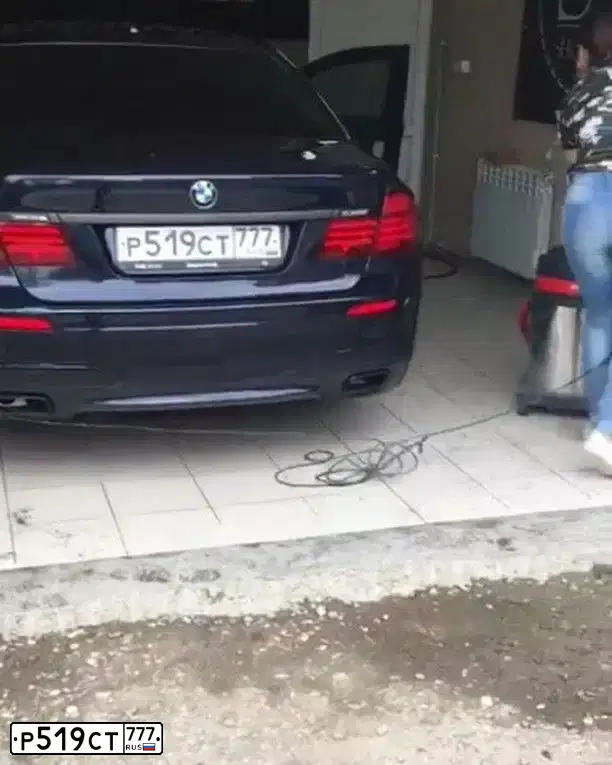 Фото автомобиля BMW SERIE 7, 2013 — госномер Р519СТ777. Цвет: СИНИЙ