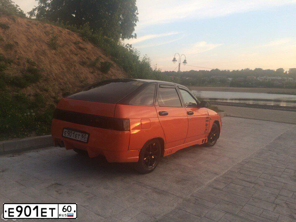 Фото автомобиля LADA 2112, 2005 — госномер Е901ЕТ60. Цвет: ЧЕРНО-ОРАНЖЕВЫЙ