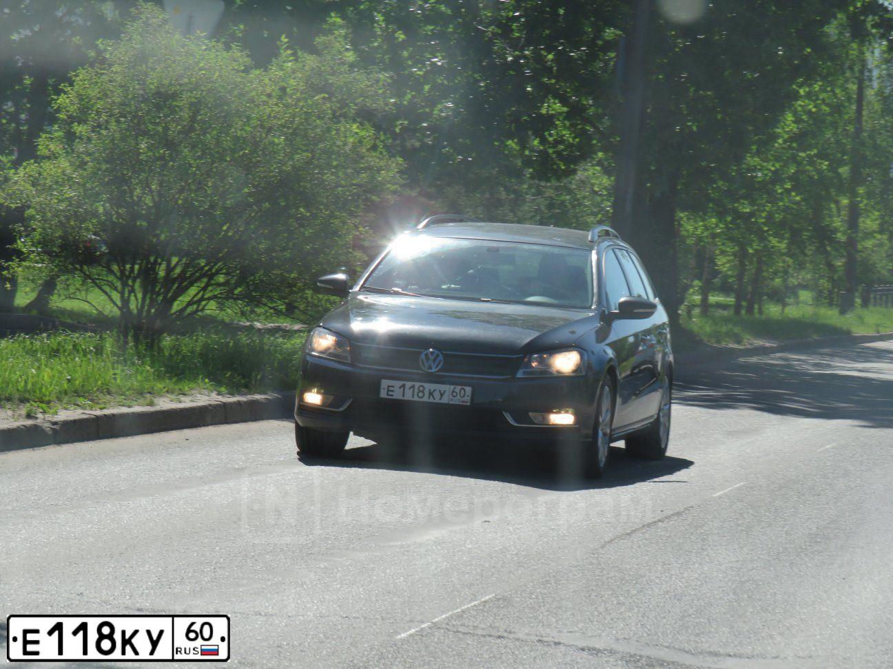 Фото автомобиля VOLKSWAGEN PASSAT, 2012 — госномер Е118КУ60. Цвет: ТЕМНО-СЕРЫЙ