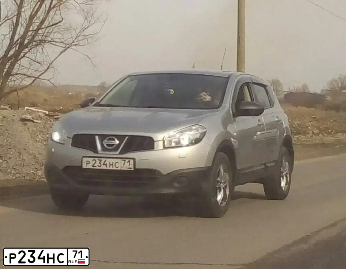 Фото автомобиля NISSAN QASHQAI, 2013 — госномер Т928ЕХ71. Цвет: серебристый