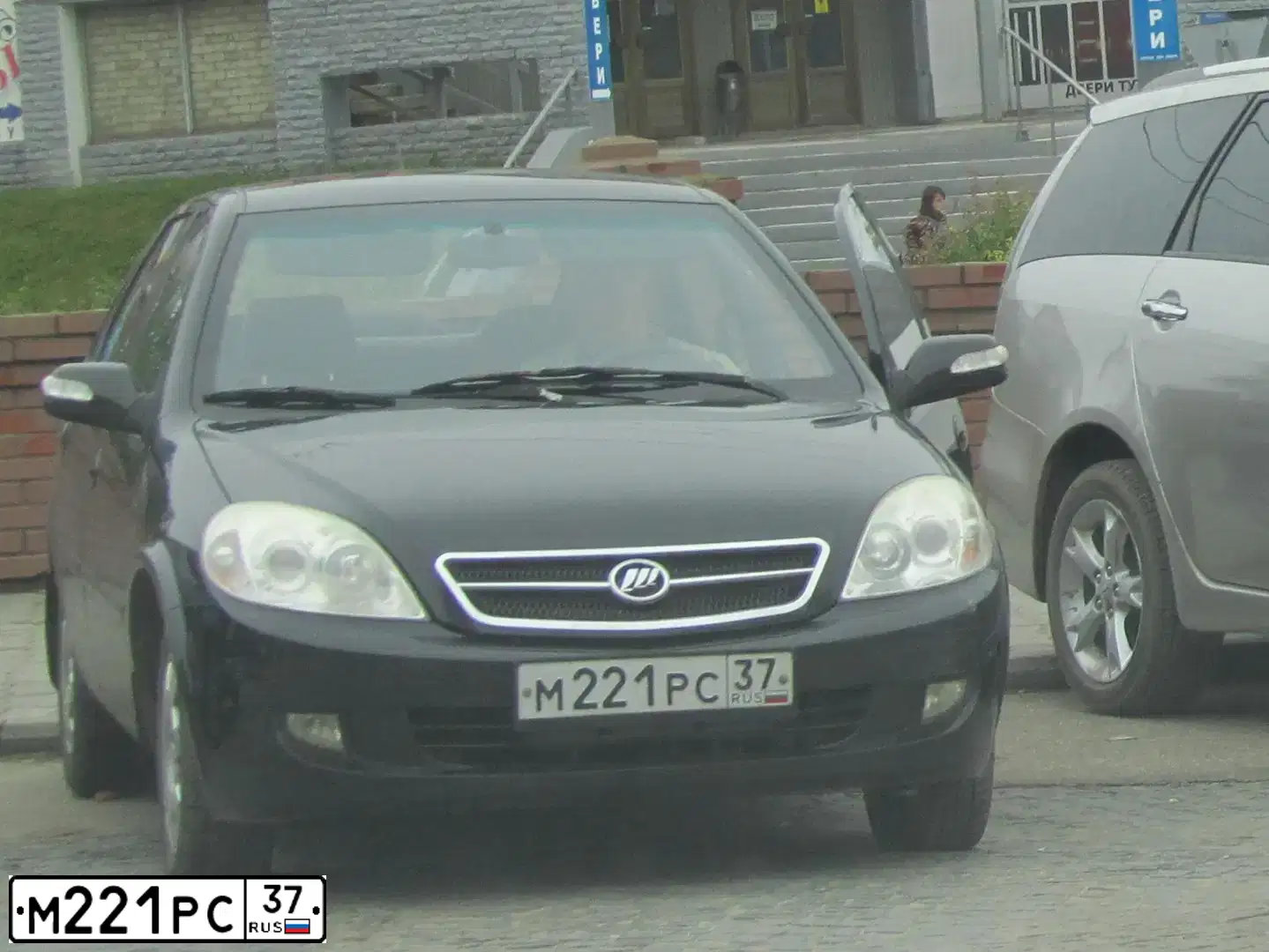 Фото автомобиля LIFAN BREEZ, 2008 — госномер М221РС37. Цвет: ЧЕРНЫЙ