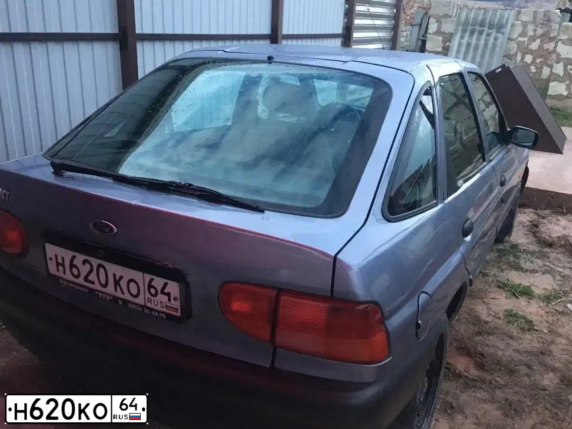 Фото автомобиля FORD ESCORT, 1997 — госномер Р647АТ97. Цвет: СЕРЫЙ