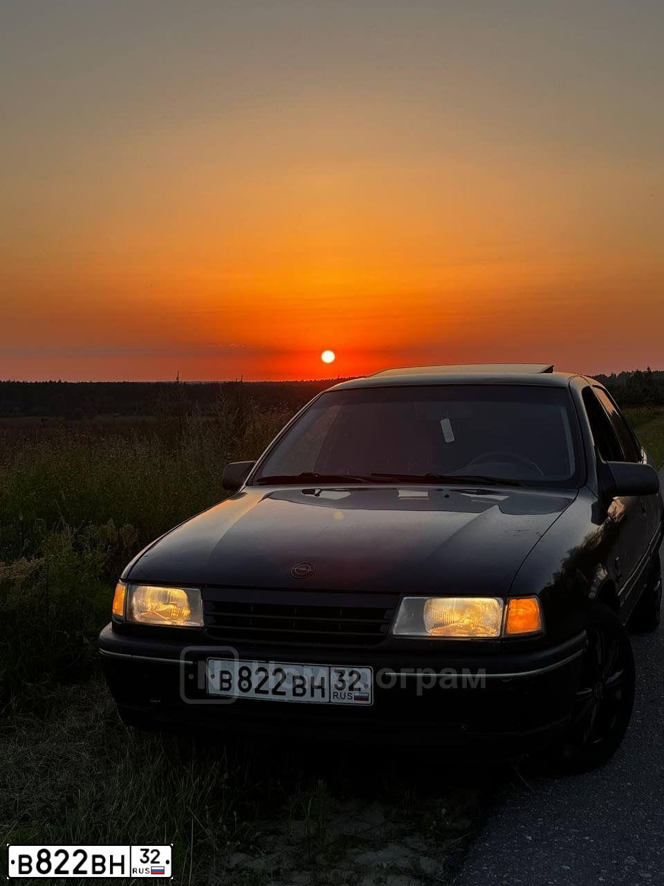 Фото автомобиля OPEL VECTRA, 1992 — госномер В822ВН32. Цвет: ЧЕРНЫЙ