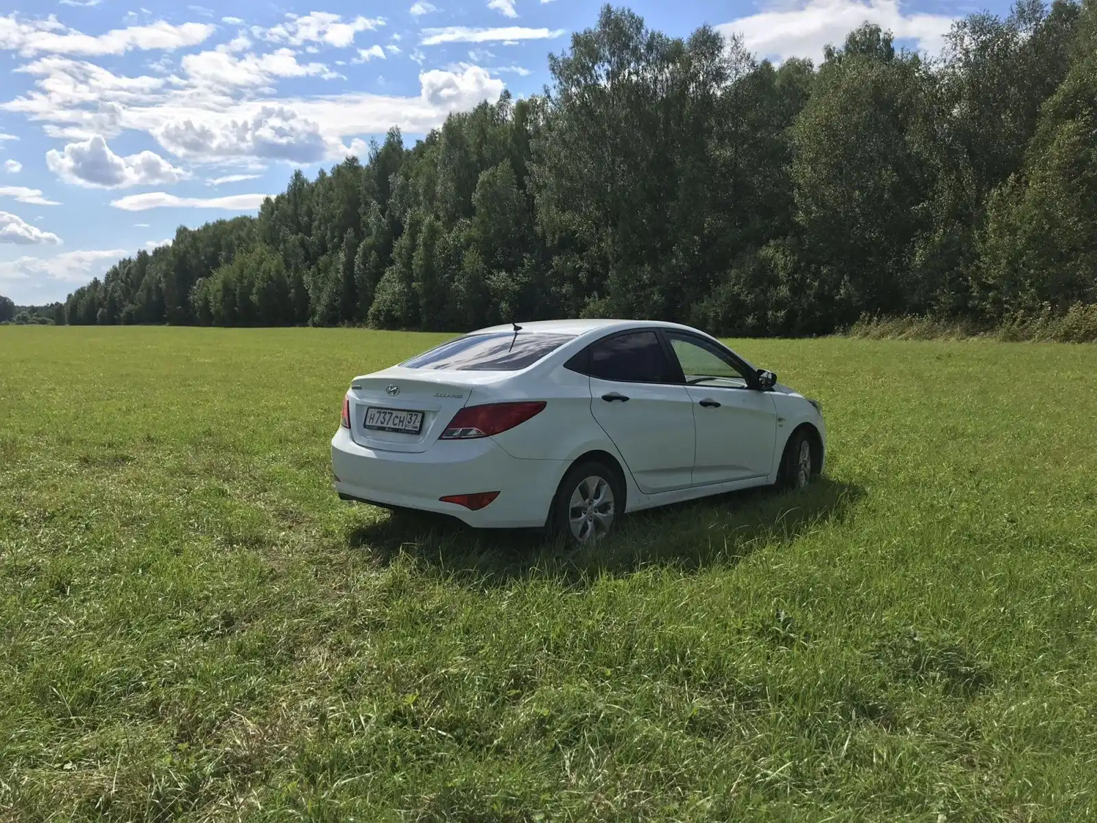 Фото автомобиля HYUNDAI SOLARIS, 2015 — госномер В319ХМ37. Цвет: БЕЛЫЙ