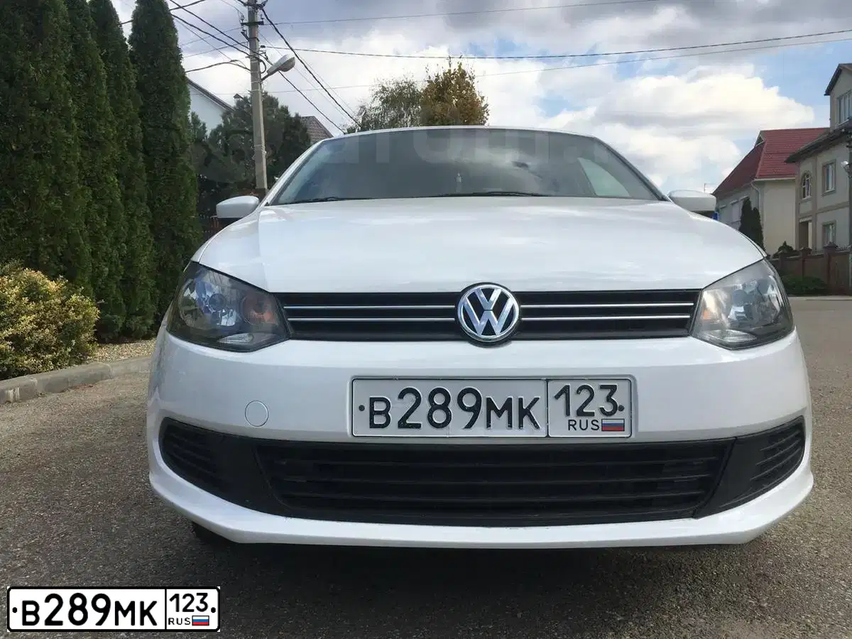 Фото автомобиля VOLKSWAGEN POLO, 2013 — госномер В909ЕМ09. Цвет: Белый