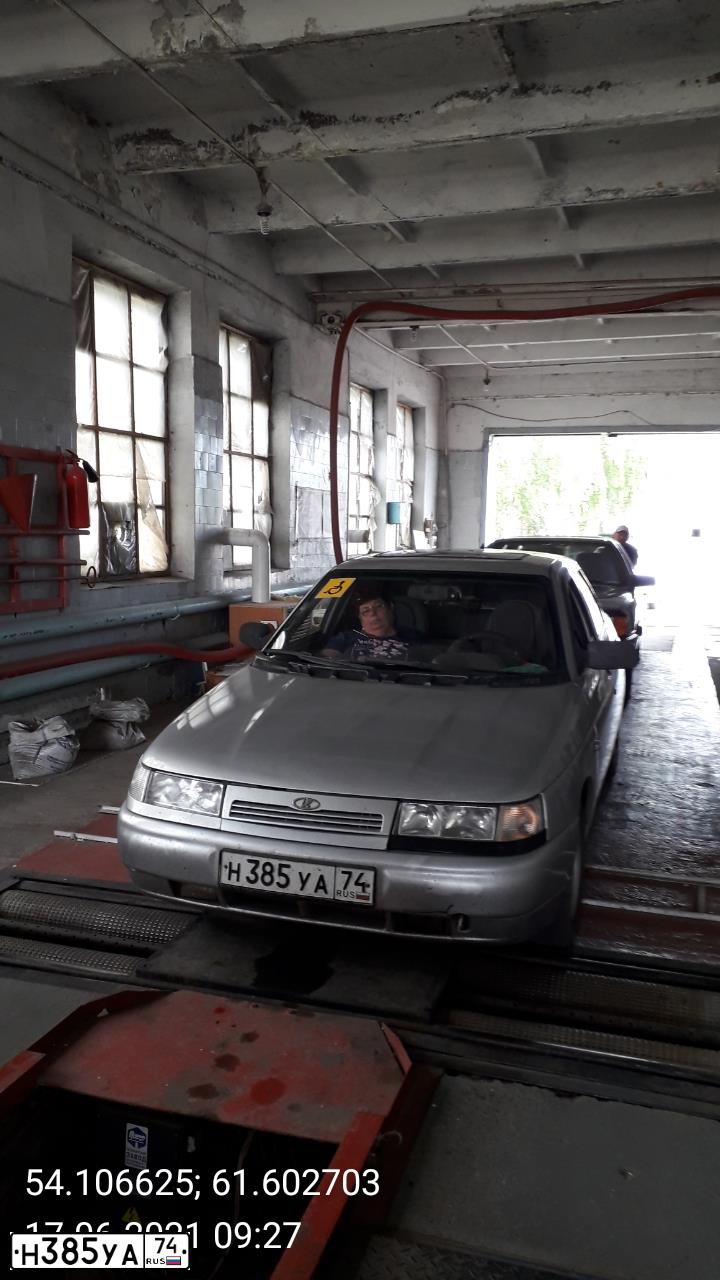 Фото автомобиля LADA 2110, 2005 — госномер Н385УА74. Цвет: СВЕТЛО-СЕРЕБРИСТЫЙ МЕТАЛЛ