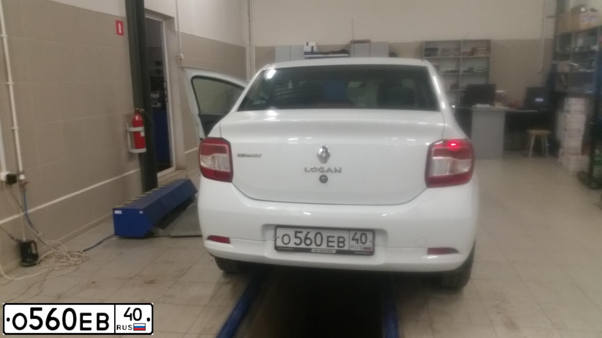 Фото автомобиля RENAULT LOGAN, 2016 — госномер О560ЕВ40. Цвет: БЕЛЫЙ