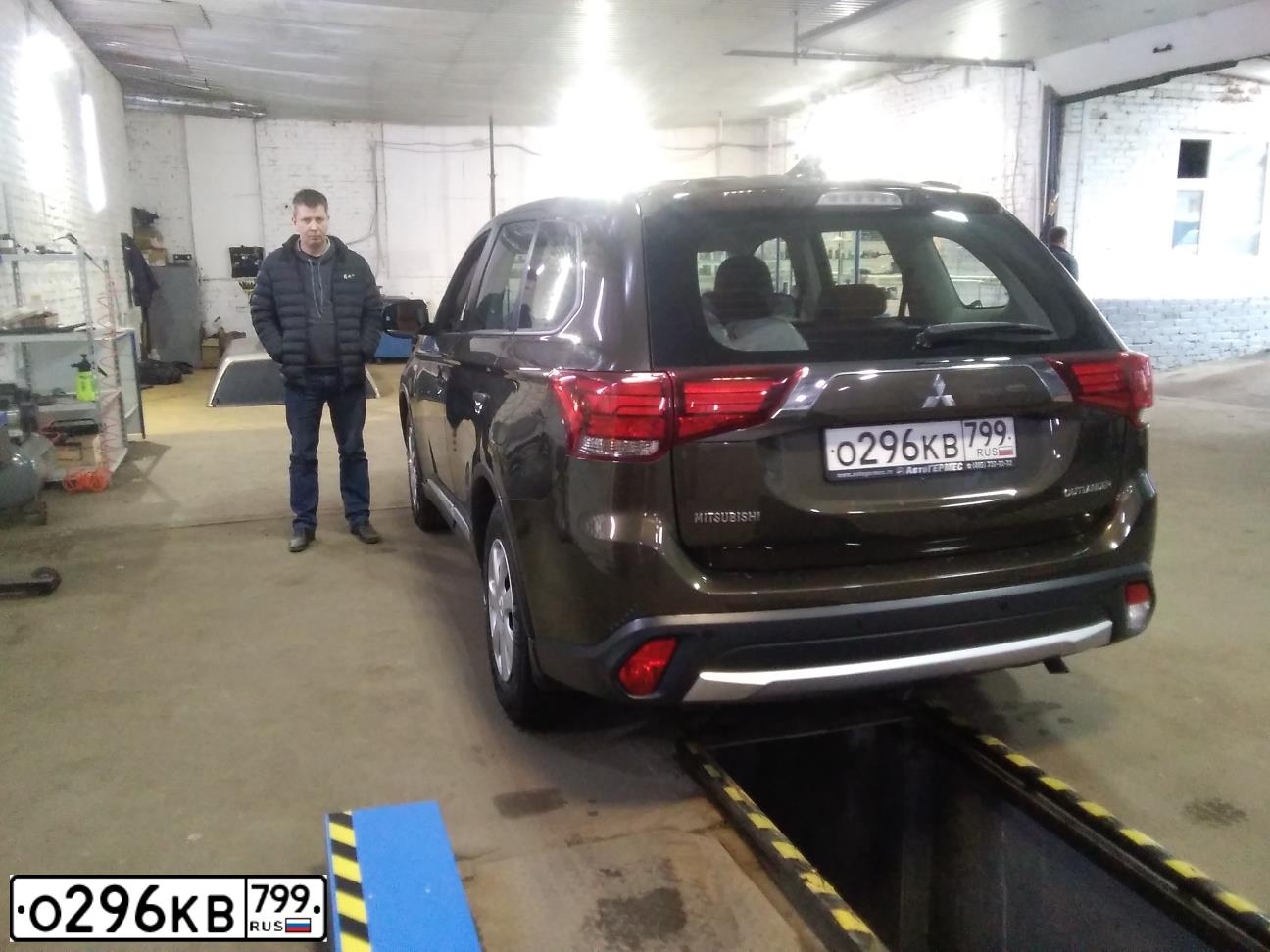 Фото автомобиля MITSUBISHI OUTLANDER, 2018 — госномер О296КВ799. Цвет: Коричневый