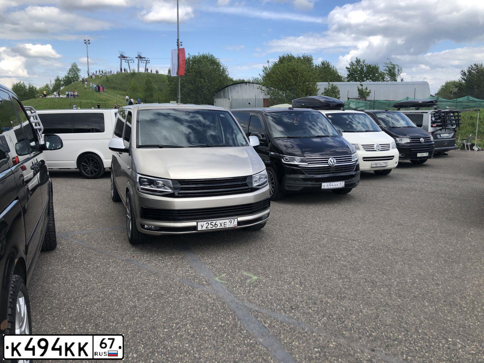 Фото автомобиля VOLKSWAGEN CARAVELLE, 2011 — госномер К494КК67. Цвет: ЧЕРНЫЙ