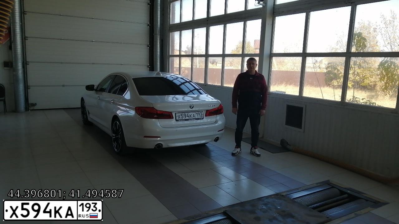 Фото автомобиля BMW SERIE 5, 2018 — госномер Е454ЕЕ161. Цвет: БЕЛЫЙ МЕТАЛЛИК