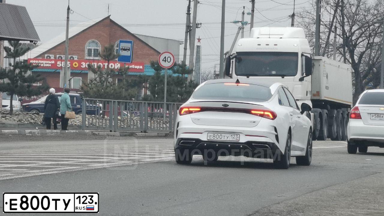 Фото автомобиля KIA CERATO, 2019 — госномер Е800ТУ123. Цвет: Белый