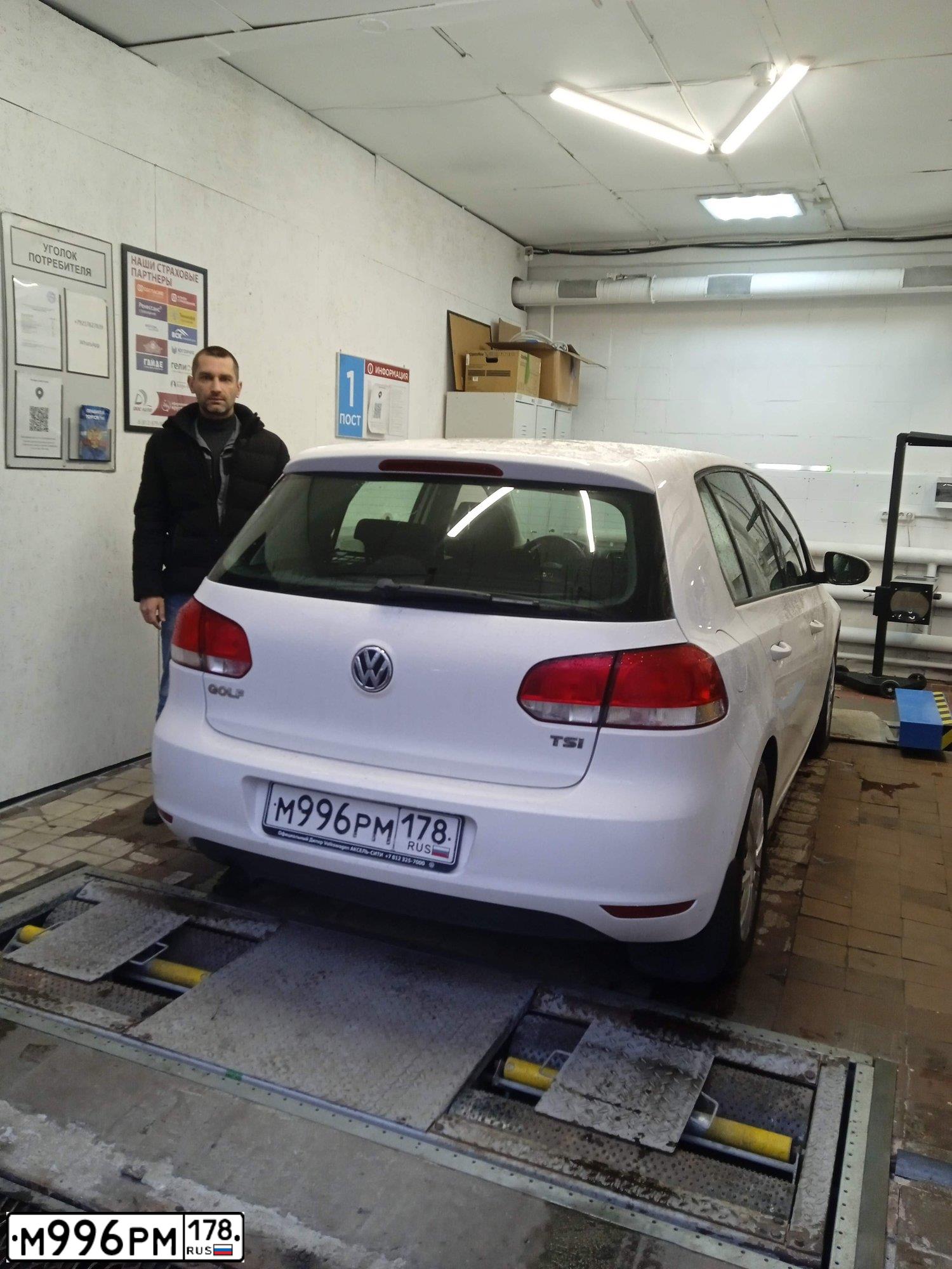 Фото автомобиля VOLKSWAGEN GOLF, 2012 — госномер М996РМ178. Цвет: БЕЛЫЙ