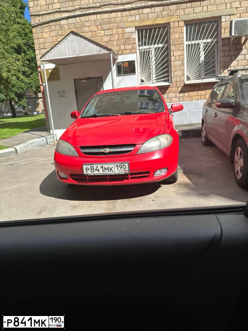 Фото автомобиля CHEVROLET LACETTI, 2008 — госномер Р841МК190. Цвет: КРАСНЫЙ