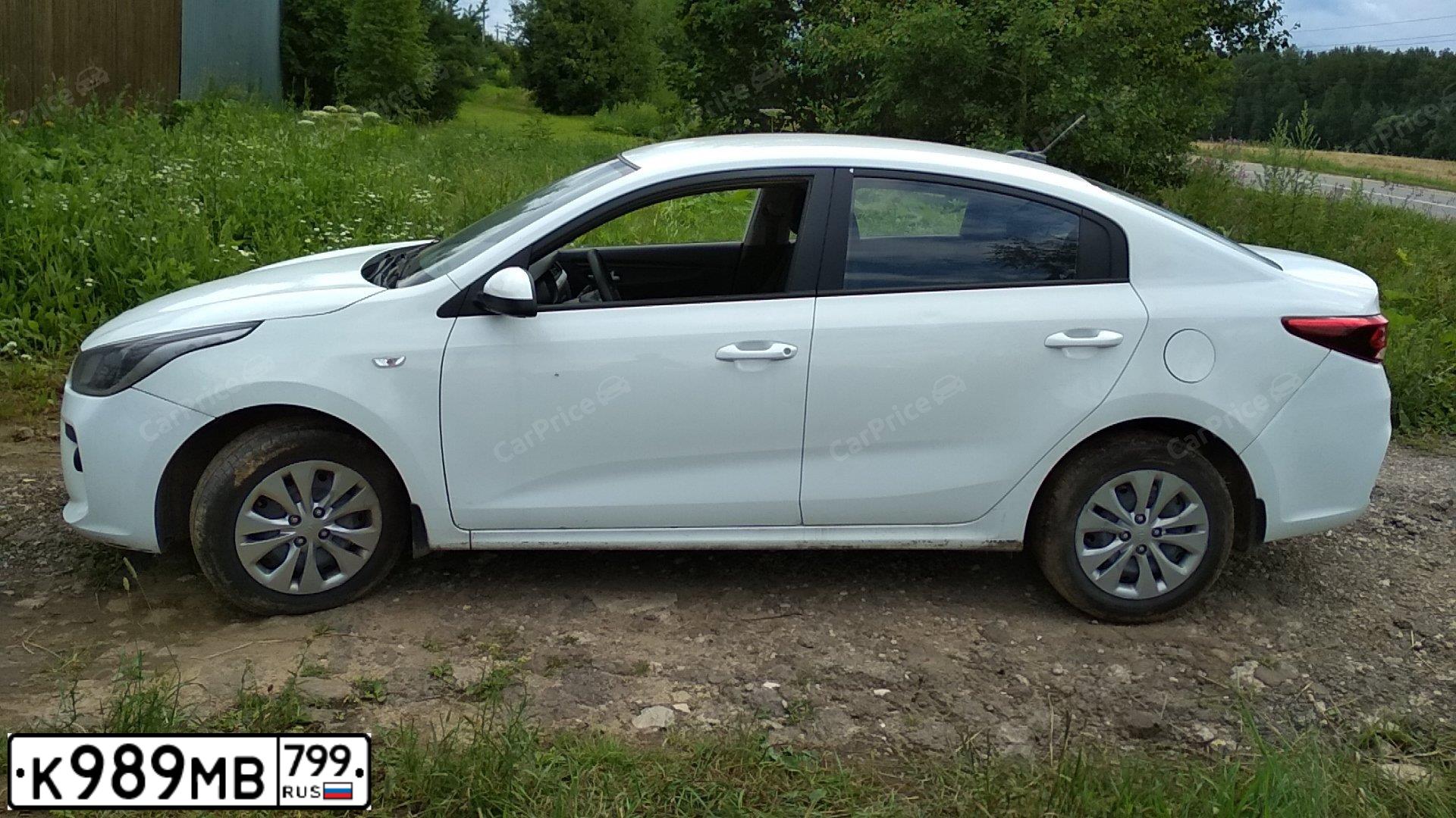 Фото автомобиля KIA RIO, 2018 — госномер Х001КС72. Цвет: Белый