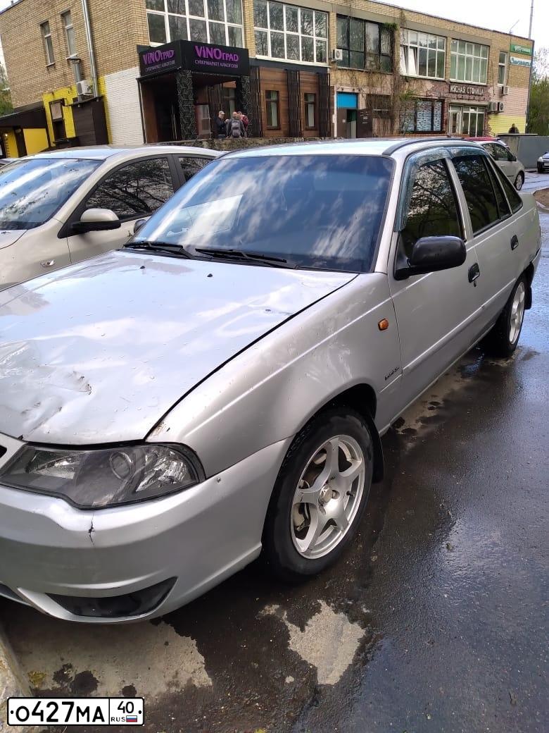 Фото автомобиля DAEWOO NEXIA, 2011 — госномер О427МА40. Цвет: Серебристый