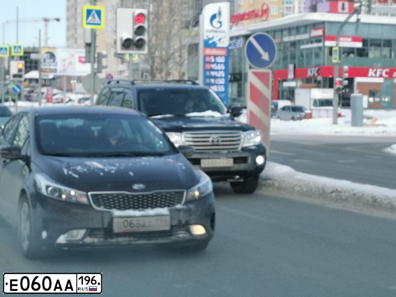 Фото автомобиля KIA SOUL, 2018 — госномер Е060АА196. Цвет: БЕЛЫЙ