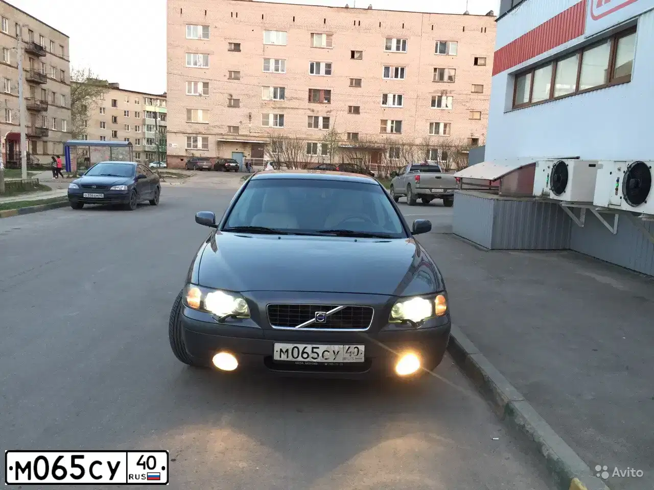 Фото автомобиля VOLVO S60, 2003 — госномер М065СУ40. Цвет: ТЕМНО-СЕРЫЙ