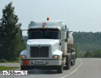 Фото автомобиля INTERNATIONAL HEAVY TRUCK 8500-9900, 2003 — госномер О788НМ70. Цвет: Белый