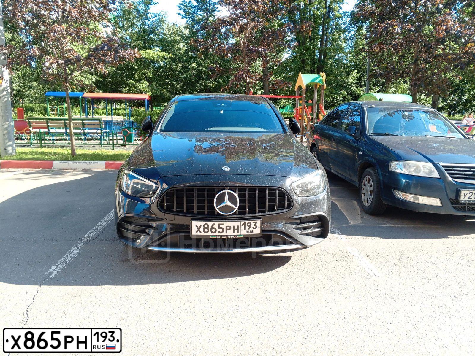 Фото автомобиля MERCEDES-BENZ E 220 D 4MATIC, 2021 — госномер Х865РН193. Цвет: ЧЕРНЫЙ