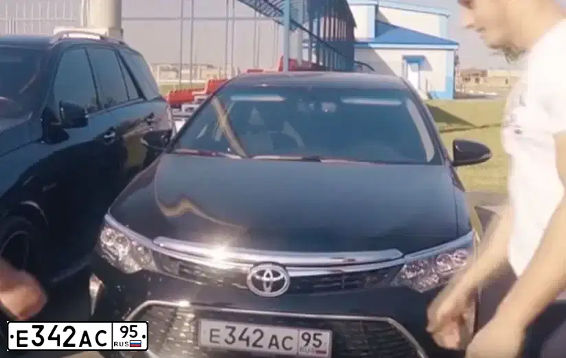Фото автомобиля TOYOTA CAMRY, 2017 — госномер Е342АС95. Цвет: ЧЕРНЫЙ МЕТАЛЛИК