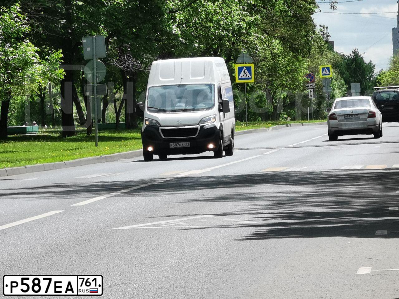 Фото автомобиля PEUGEOT BOXER, 2020 — госномер Р587ЕА761. Цвет: Белый