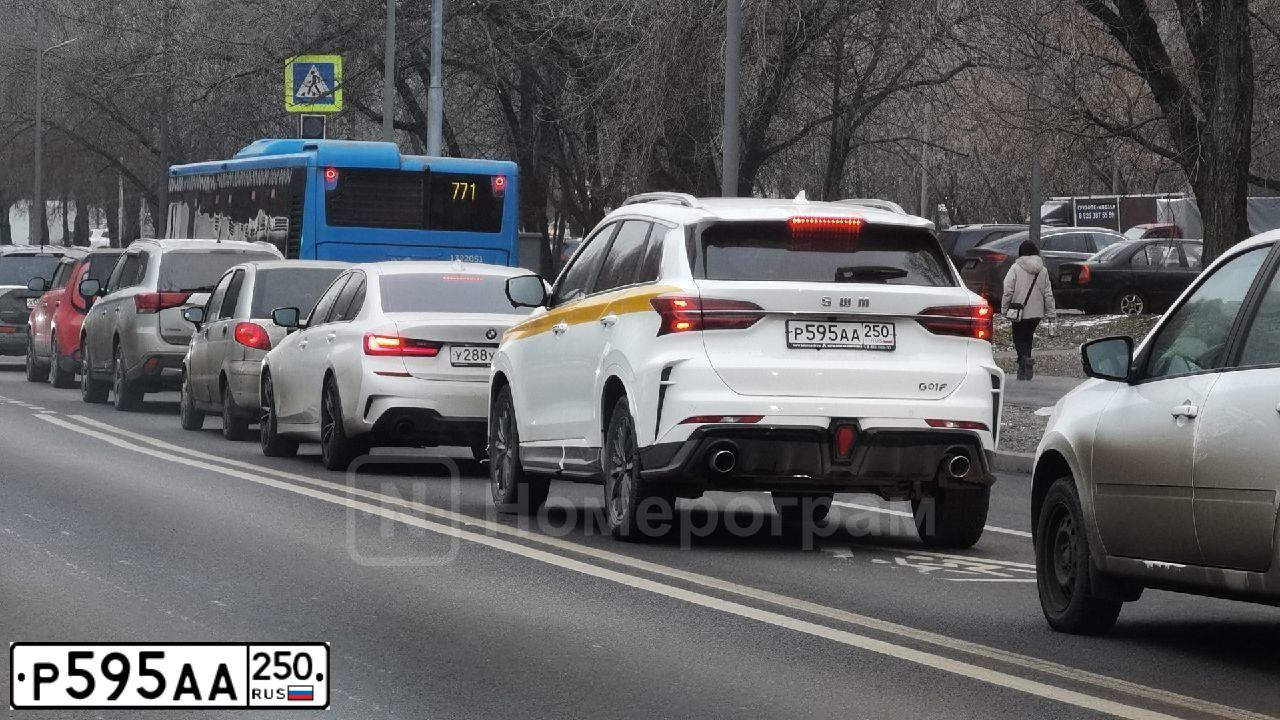 Фото автомобиля SWM G01F JКС6471В6S0, 2023 — госномер Р595АА250. Цвет: БЕЛЫЙ-ЖЕЛТЫЙ-СЕРЫЙ