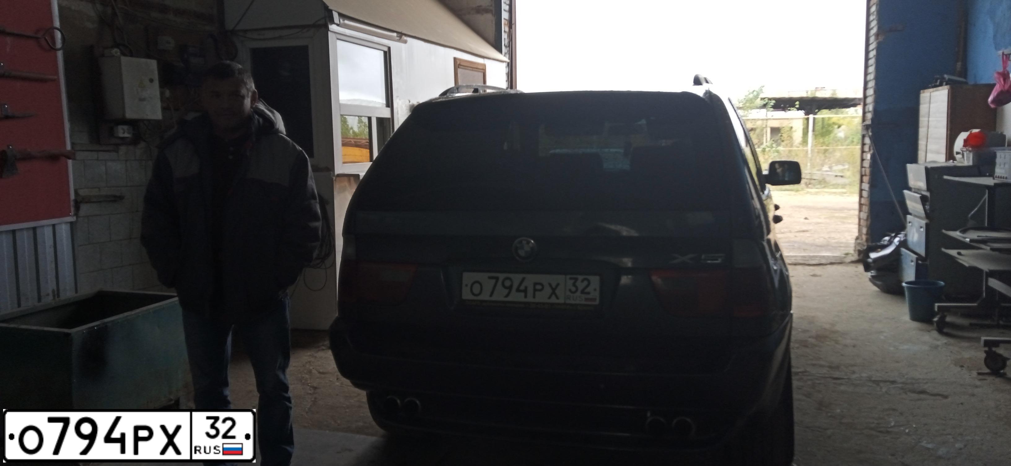 Фото автомобиля BMW X5, 2000 — госномер Е005МТ98. Цвет: СЕРЫЙ МЕТАЛЛИК