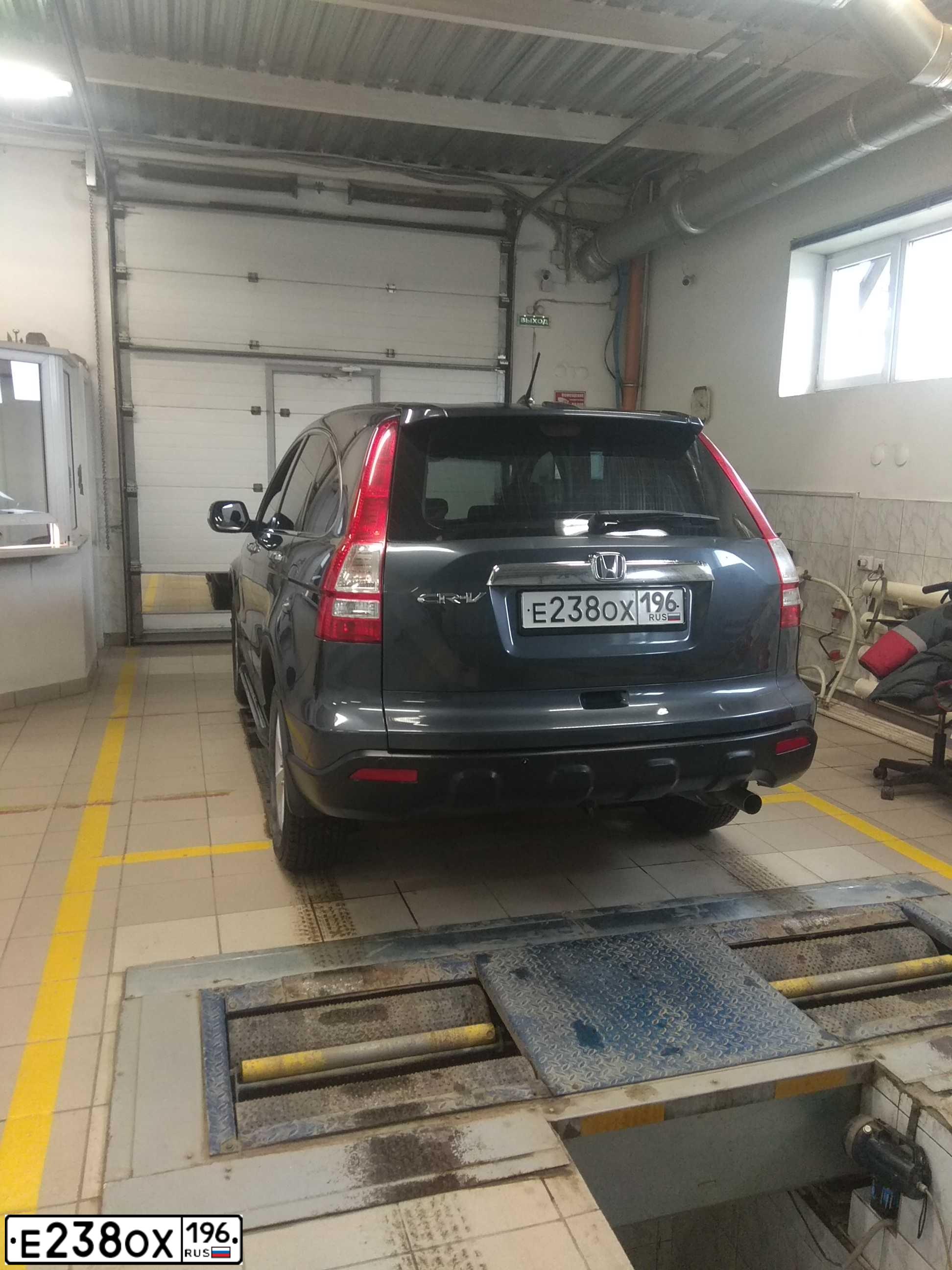 Фото автомобиля HONDA CR-V, 2008 — госномер Е238ОХ196. Цвет: ТЕМНО-СЕРЫЙ