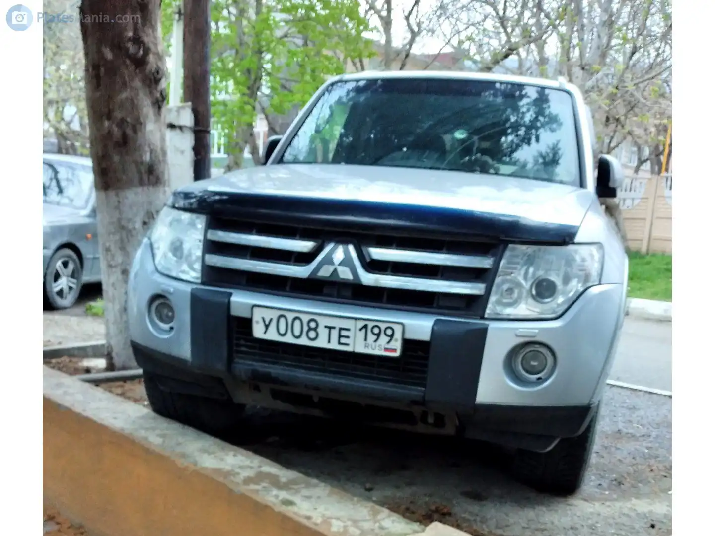 Фото автомобиля MITSUBISHI PAJERO, 2007 — госномер У008ТЕ199. Цвет: Серебристый