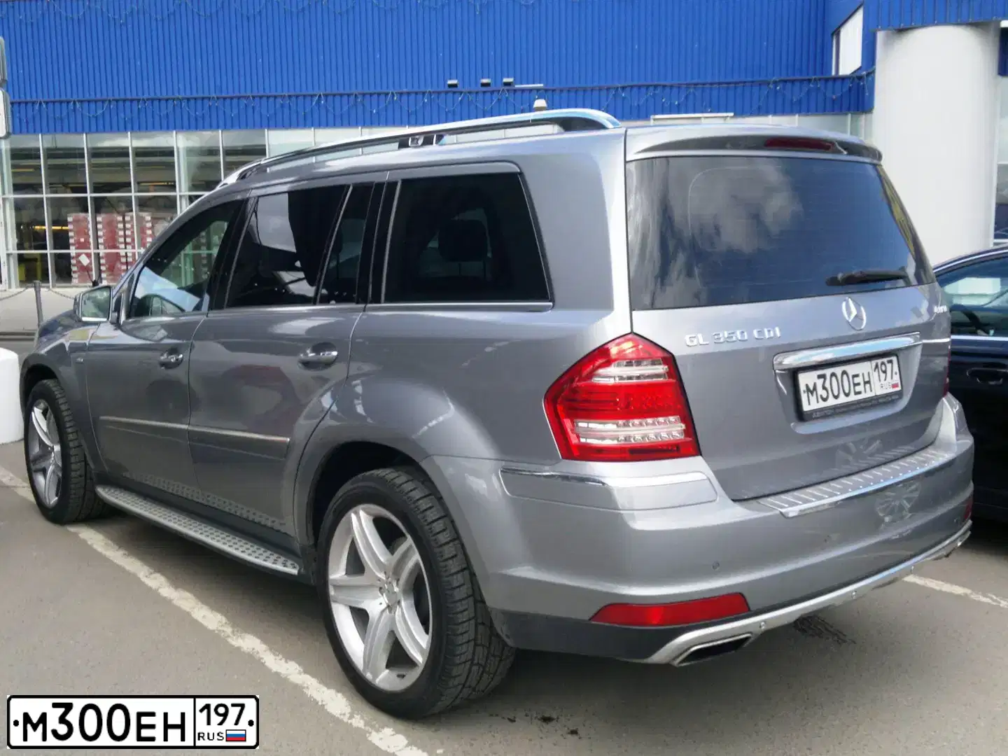 Фото автомобиля MERCEDES GL-KLASSE, 2010 — госномер М300ЕН197. Цвет: СЕРЫЙ