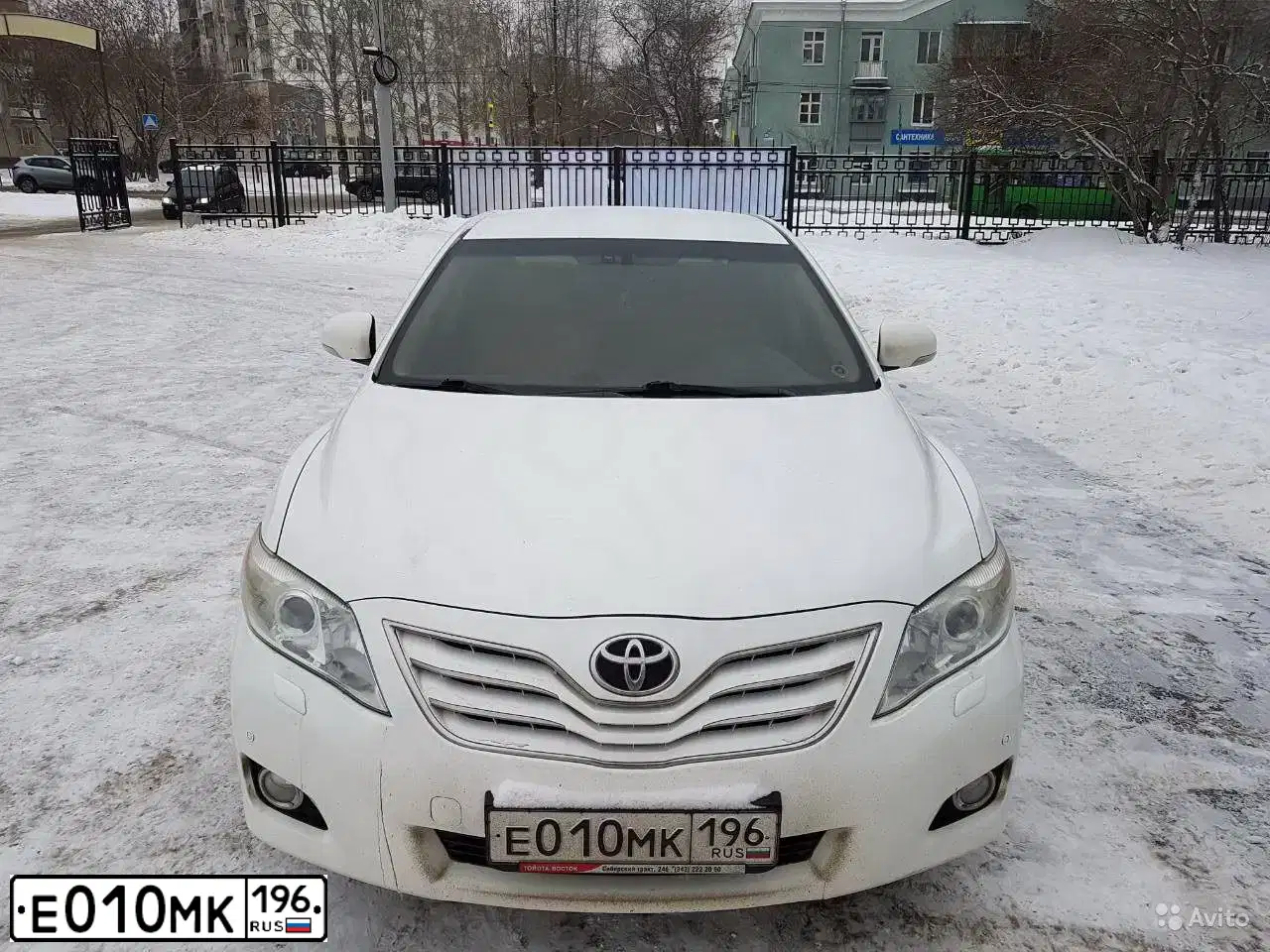 Фото автомобиля VOLKSWAGEN TOUAREG, 2013 — госномер Е010МК196. Цвет: Коричневый