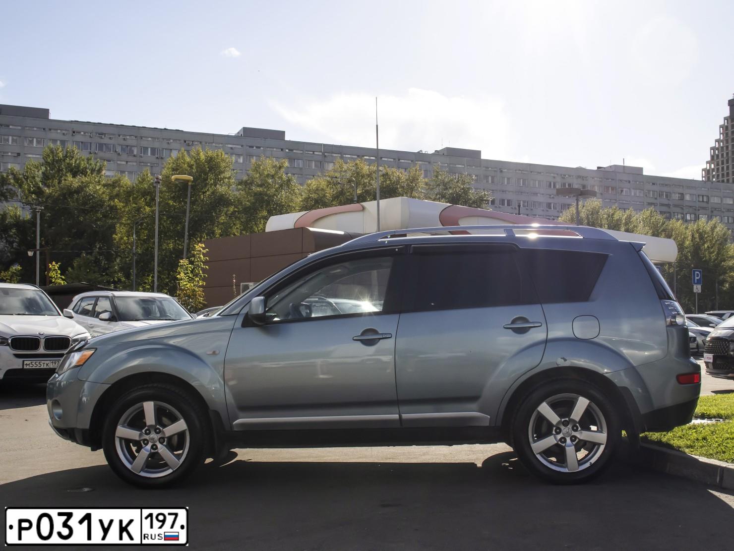 Фото автомобиля MITSUBISHI OUTLANDER, 2008 — госномер Р031УК197. Цвет: СЕРО-ЗЕЛЕНЫЙ