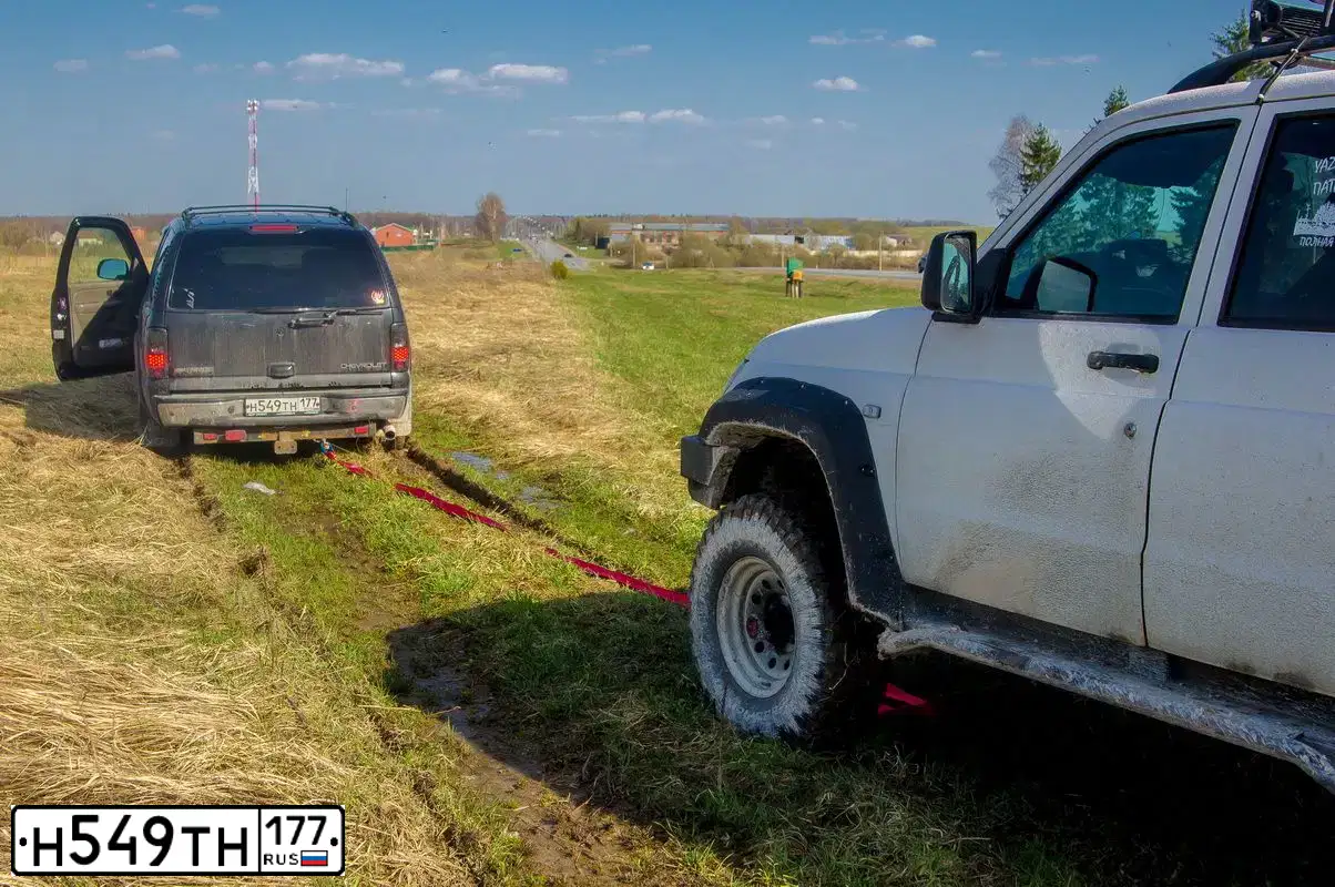 Фото автомобиля CHEVROLET TAHOE, 2004 — госномер Р967АВ177. Цвет: СЕРЫЙ
