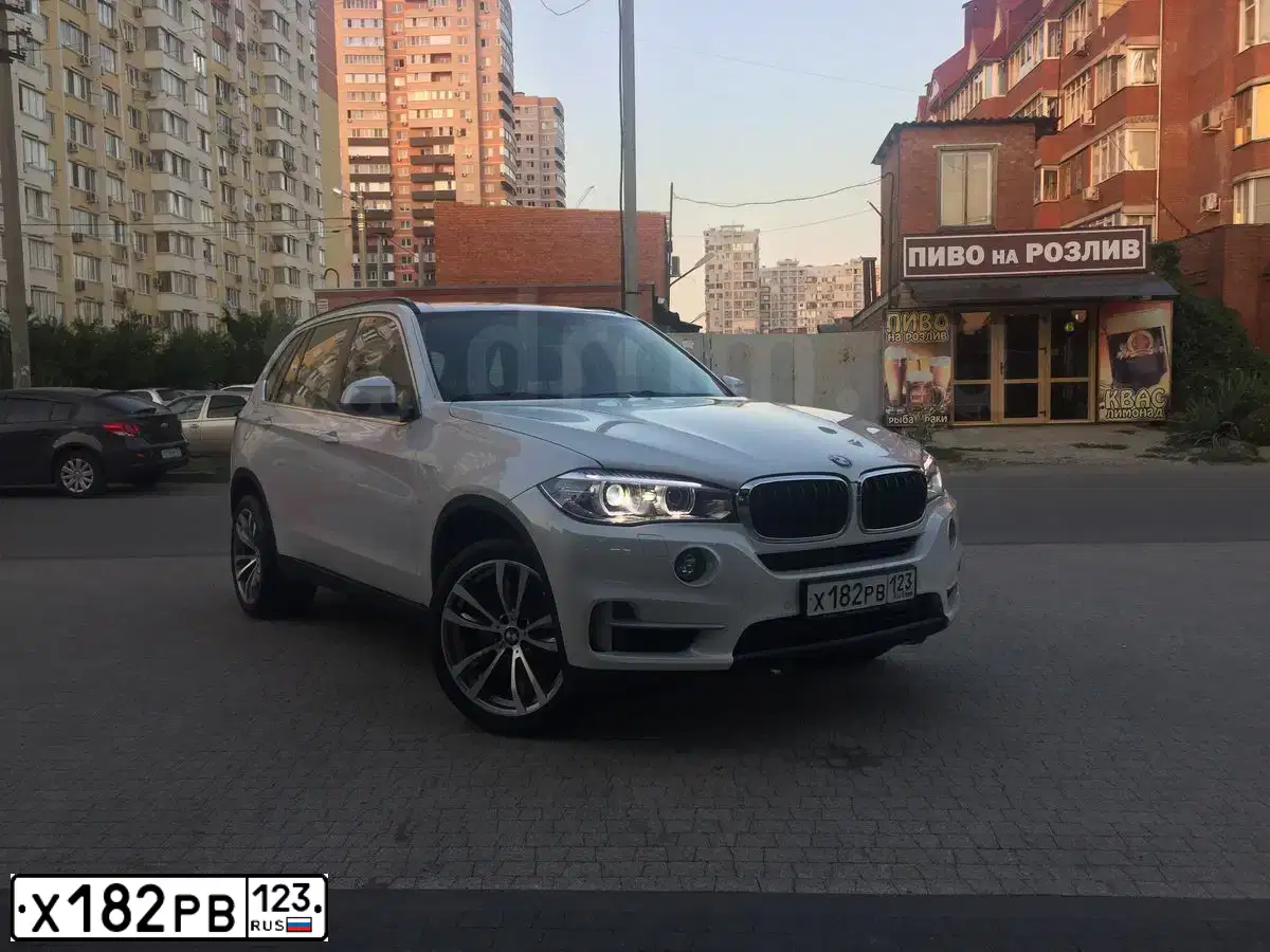 Фото автомобиля BMW X5, 2015 — госномер Х182РВ123. Цвет: БЕЛЫЙ МЕТАЛЛИК