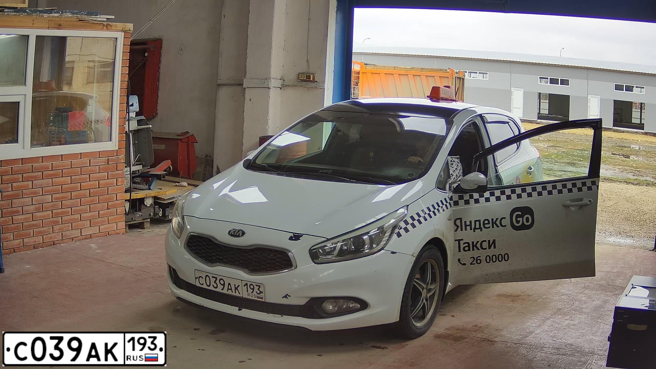 Фото автомобиля KIA SPORTAGE, 2015 — госномер С685ЕЕ178. Цвет: БЕЛЫЙ