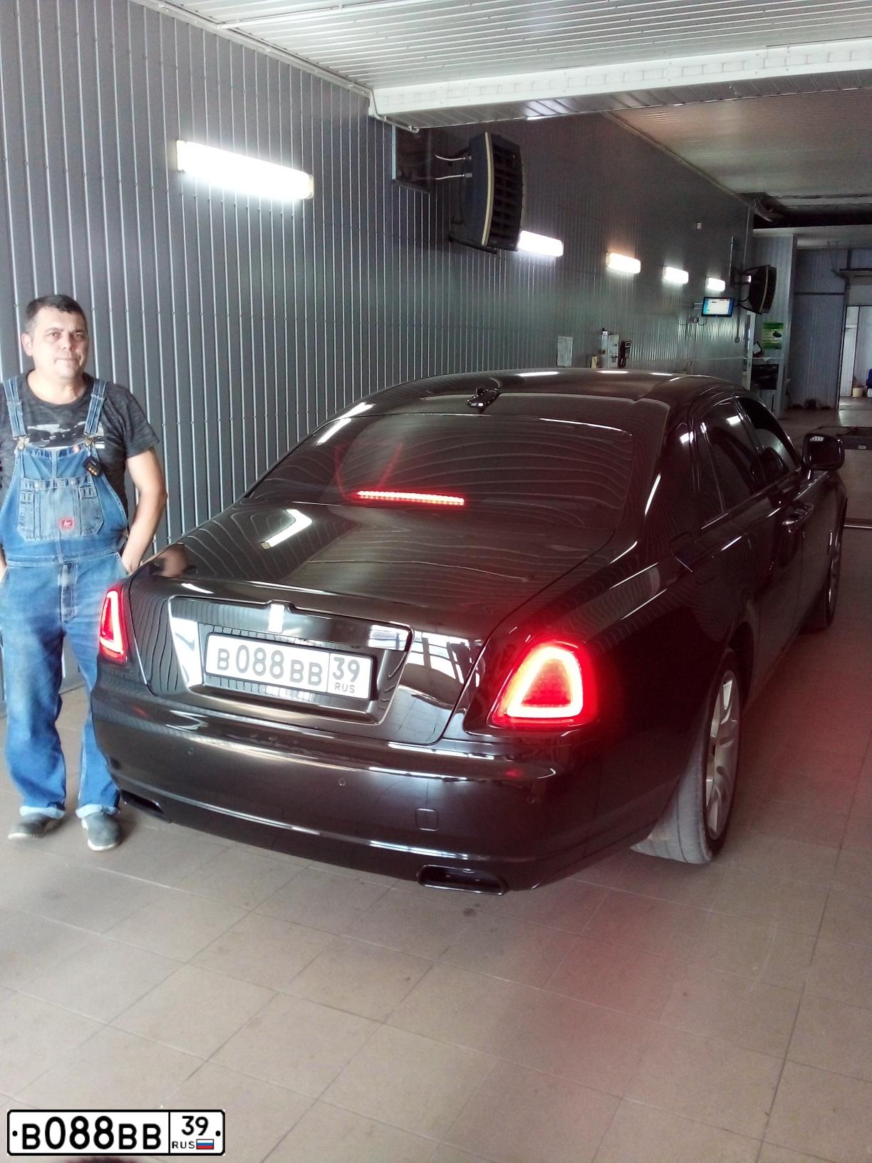 Фото автомобиля ROLLS ROYCE ROLLS-ROYCE GHOST, 2011 — госномер С773МА197. Цвет: ЧЕРНЫЙ